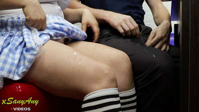 Jong schoolmeisje rukt zich af aan klasgenoot op huiswerk-xsanyAny