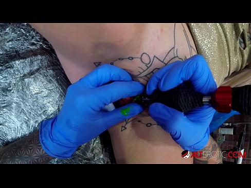 ❤️ Extreem getatoeëerde hottie Sully Savage kreeg een tatoeage op haar clitoris ❤ Super sex at nl.xxxifuck.ru ️❤